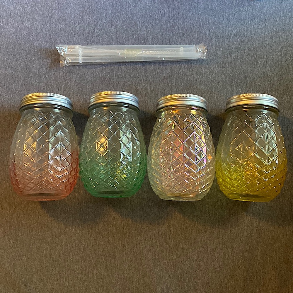 4 pineapple mason jars with screw tops (4), and straws (4).